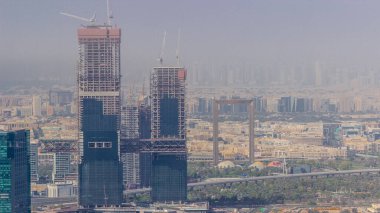 Dubai 'deki finans merkezi yakınlarındaki gökdelenlerin hava görüntüsü. Yeni ikiz kulelerin inşaatı. Bur Dubai ve Deira bölgesi