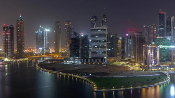 비즈니스 Dubai Business Bay 빌딩들의 경관은 밤새도록 관제탑을 갖추고 프론트가 — 스톡 사진