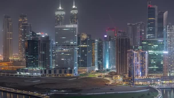 Небоскребы Dubai Business Bay Пеналом Водном Канале Современный Горизонт Освещенными — стоковое видео