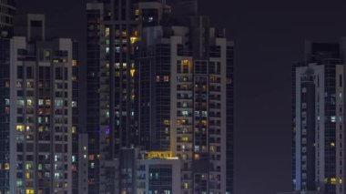 Gece vakti parlayan pencereli gökdelenler. Bay Bulvarı aydınlık modern kuleler Business Bay hava sahasında konut geliştirme, Dubai, BAE.