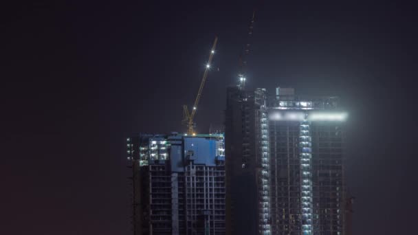Kranar Arbetar Tvång Plats För Nya Skyskrapor Natt Timelapse Stadsutveckling — Stockvideo