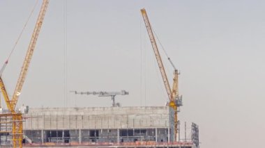 Vinçler yeni gökdelen zaman diliminin soyutlama sahasında çalışıyor. Yüksek binaların ve büyük şehirlerdeki inşaat faaliyetlerinin kentsel gelişimi
