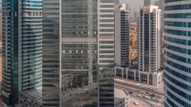 Dubai Business Bay 'in şehir merkezindeki gökdelenleri. Kuleleri ve gölgeleri hızlı hareket eden modern gökyüzü. Uluslararası bir iş merkezi.