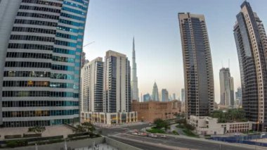 Dubai şehir merkezinin hava manzarası ve yoğun trafiği olan difc gökdelenleri iş sahasının kesiştiği günden geceye geçiş zamanı.