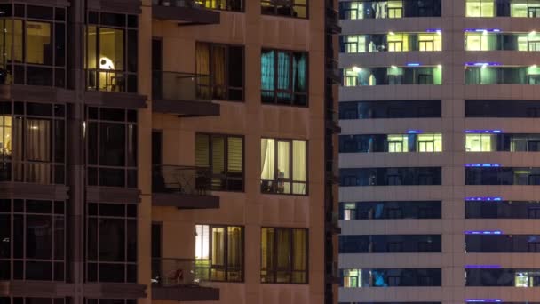 Modern Şehir Zaman Çizelgesinde Geceleri Gökdelenlerin Işıklarıyla Dolu Konut Binalarının — Stok video