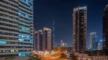 Şehir merkezindeki Dubai 'ye hava panoramik görüntüsü ve Business Bay bölgesindeki kavşakta yoğun trafiği olan difc gökdelenleri..