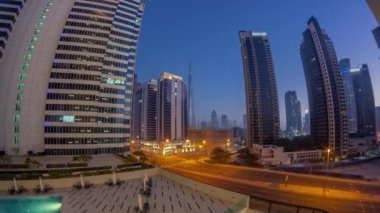 Dubai şehir merkezinin hava manzarası ve yoğun trafiği olan difc gökdelenler Business Bay bölgesinde gece gündüz geçiş zamanı.