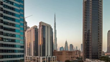 Şehir merkezindeki Dubai 'ye hava panoramik görüntüsü ve iş sahasındaki kavşakta yoğun trafik olan difc gökdelenleri gün batımından sonraki geçiş zamanı..