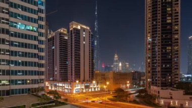 Şehir merkezindeki Dubai 'ye hava panoramik görüntüsü ve Business Bay bölgesindeki kavşakta yoğun trafiği olan difc gökdelenleri. Aydınlanma kapanıyor