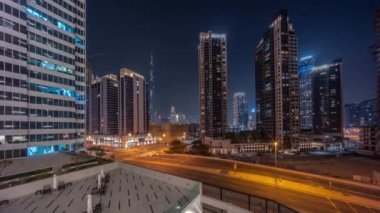 Şehir merkezindeki Dubai 'ye havadan panoramik manzara ve yoğun trafiği olan gökdelenleri aydınlatmış..