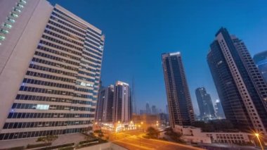 Şehir merkezindeki Dubai 'ye bakan hava panoramik manzarası ve iş sahasındaki kavşakta yoğun trafiği olan difc gökdelenler..