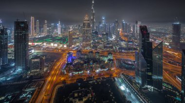 Dubai şehir merkezindeki en yüksek kulelerin hava panoramik görüntüsü ve karayolu zaman çizelgesi. Finansal bölge ve şehir merkezindeki iş alanı. Gökdelen ve yüksek binalar