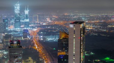 Dubai 'deki finans merkezi yakınlarındaki gökdelenlerin hava görüntüsü. Elizabeth 'te yeni ikiz kulelerin inşaatı. Dubai ve Deira 'da güneş doğduktan sonra bir arkaplan