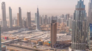 Dubai 'deki en yüksek kulelerin gökyüzü ve alışveriş merkezinin zaman çizelgesi. Finansal bölge ve şehir merkezindeki iş alanı. Gökdelen ve yüksek binalar
