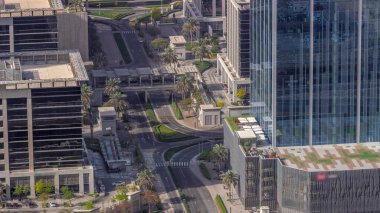 Dubai şehir merkezindeki kavşakta yoğun trafik var. Birçok araba ofis binaları arasında kavşakta ilerliyor, BAE