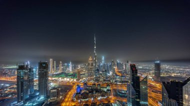 Dubai şehir merkezindeki en yüksek kulelerden oluşan hava manzarası ve karayolu zaman çizelgesi. Finansal bölge ve şehir merkezindeki iş alanı. Gökdelen ve yüksek binalar