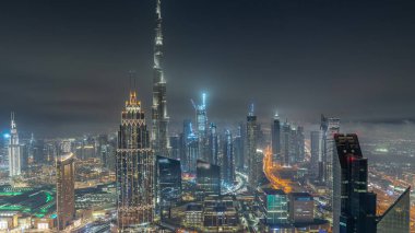Dubai 'deki en yüksek kulelerin gökyüzü ve karayolu zaman çizelgesi. Finansal bölge ve şehir merkezindeki iş alanı. Gökdelen ve yüksek binalar
