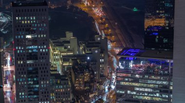Ofis gökdelenleri. Finans bölgesi havacılık gece zaman çizelgesini aydınlatıyor. Yukarıdan otellere ve trafiğe tepeden bakıldığında