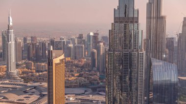 Dubai şehir merkezindeki en yüksek kulelerin gökyüzü manzarası ve karayolu zaman çizelgesi. Günbatımında akıllı kentlerde finans bölgesi ve iş sahası