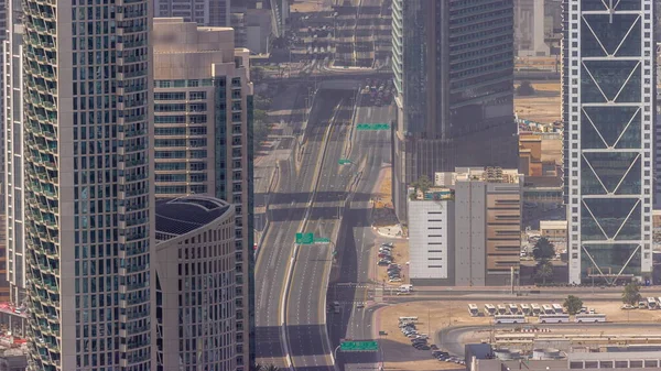 Напряжённое Движение Перекрестке Центре Дубая Многие Автомобили Движутся Шоссе Между — стоковое фото