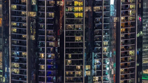 夜のタイムラプスでハイクラスの建物のアパートで照明されたパノラマの窓 超高層ビルの多くの輝く光 — ストック写真