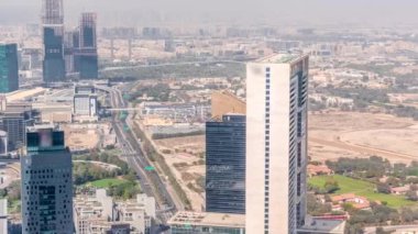 Dubai 'deki finans merkezi yakınlarındaki gökdelenlerin hava görüntüsü. Yeni ikiz kulelerin inşaatı. Bur Dubai ve Deira bölgesi