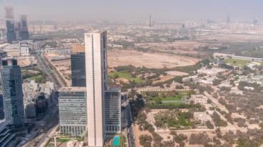 Gökdelenler ve Dubai Dünya Ticaret Merkezi yakınlarındaki diğer binalar ve Dubai 'deki Zabeel bölgesi panoramik zaman aralığı. Otoyol kavşağında trafik ve yukarıdan otopark