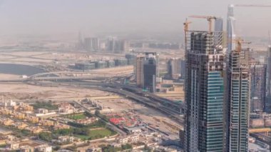 Dubai şehir merkezinde büyük ölçekli bir konut kompleksi inşaatı var. İnşaat vinçleri hava zaman ayarlı. Çevredeki otoban ve villalar kavşağında.