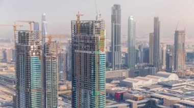 Dubai şehir merkezinde büyük ölçekli bir konut kompleksi inşaatı var. İnşaat vinçleri hava zaman ayarlı. Gökdelenler ve alışveriş merkezinin çatısı