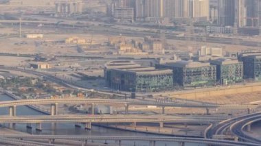 Dubai şehir merkezindeki üst geçit kavşağında yoğun trafik var. Birçok araç, BAE 'nin dere bölgesindeki inşaat alanı ile kavşakta ilerliyor.