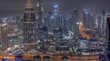 Dubai 'deki en yüksek kulelerin gökyüzü ve karayolu zaman çizelgesi. Finansal bölge ve şehir merkezindeki iş alanı. Gökdelen ve yüksek binalar