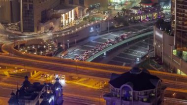 Dubai şehir merkezindeki üst geçit kavşağında yoğun trafik var. Birçok araba alışveriş merkeziyle oteller arasındaki kavşakta ilerliyor, BAE