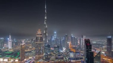 Dubai 'deki en yüksek kulelerin gökyüzü ve karayolu zaman çizelgesi. Finansal bölge ve şehir merkezindeki iş alanı. Birçok gökdelen ve yüksek binalar