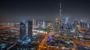 Dubai 'deki en yüksek kulelerin gökyüzü ve karayolu zaman çizelgesi. Finansal bölge ve şehir merkezindeki dere yataklı işletme bölümü. Gökdelen ve yüksek binalar