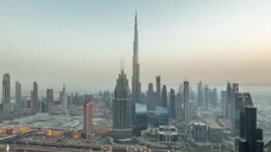 Dubai şehir merkezindeki en yüksek kulelerin havadan panoramik görüntüsü ve gündüz ve gece geçiş zamanı. Finansal bölge ve şehir merkezindeki iş alanı. Gökdelen ve gökdelen