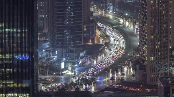 迪拜市中心的交叉口通勤繁忙 夜间空中穿行 阿联酋许多汽车在灯火通明的摩天大楼之间的十字路口行驶 — 图库视频影像