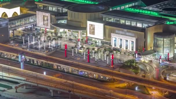 Dubai Belvárosában Éjszaka Időbeosztás Autópálya Közúti Forgalom Közelében Bevásárlóközpont Bejáratánál — Stock videók
