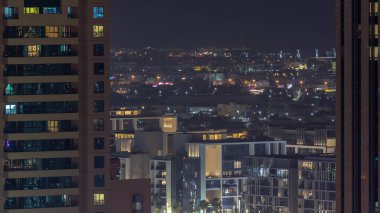 Şehir Yürüyüşü Bölgesi Hava Gecesi Zaman Çizelgesi, Dubai yakınlarındaki yeni şehir alanı. Yerleşim binaları ve alışveriş bölgesi gökdelenin arkasında.