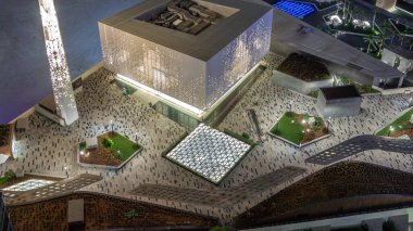 Dubai Uluslararası Finans Merkezi 'ndeki Gate Avenue gezinti alanındaki aydınlık camii. DIFC 'deki tüm gökdelenleri birbirine bağlıyor..