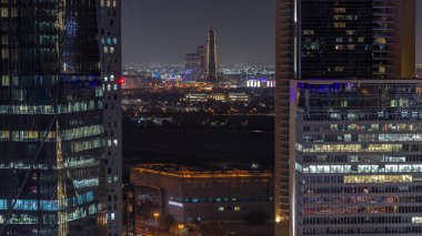 Al Saada caddesindeki trafik manzarası finans bölgesi zaman çizelgesi ve Dubai, BAE 'de kuleleri olan Deira Creek bölgesi. Parlak pencereli ofis gökdelenleri arasında hava görüntüsü