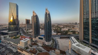 Dubai Uluslararası Finans Bölgesi 'nin birçok ofis gökdeleni zaman ayarlı panoramik görüntüsü. Gün batımında alışveriş caddesi yakınlarında trafik vardı. Dubai, BAE.