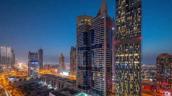 迪拜国际金融区的空中景观 日落时分 许多摩天大楼从天而降 停车场附近的一个公路交叉口的交通情况 阿联酋 — 图库照片