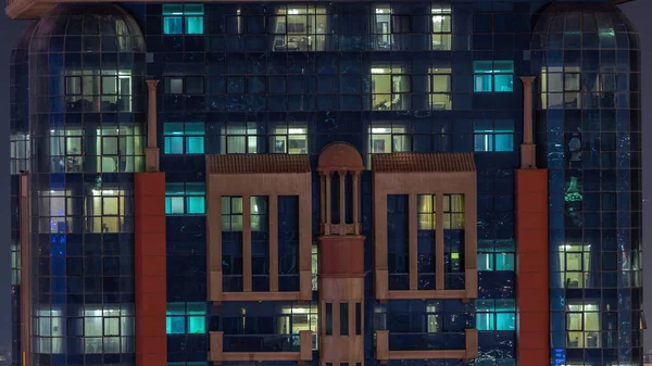 Ночной Вид Воздуха Стеклянный Фасад Многоквартирного Дома Светящимися Рабочими Комнатами — стоковое фото