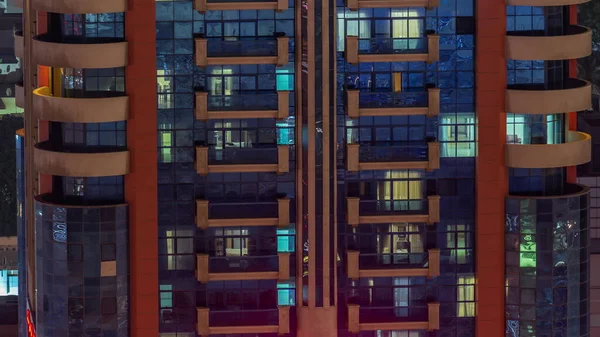 Natt Antenn Utsikt Över Lägenhet Byggnad Glasfönster Fasad Med Upplyst — Stockfoto
