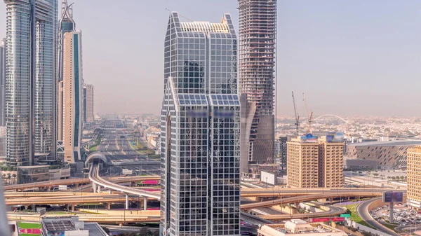 Widok Panoramiczny Dubaju Metrem Samochodami Poruszającymi Się Najbardziej Ruchliwej Autostradzie — Zdjęcie stockowe