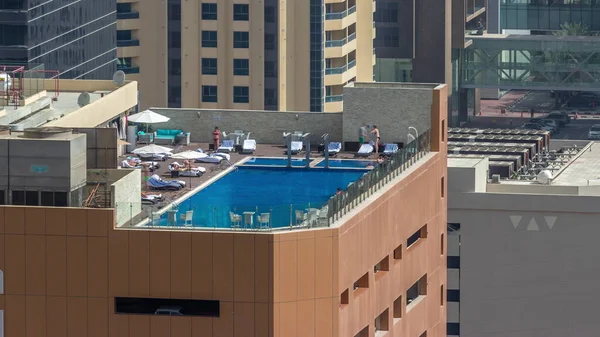 층으로 주차장에 수영장은 라파스 위에서 내려다 수있다 지구의 급보입니다 사람들은 — 스톡 사진