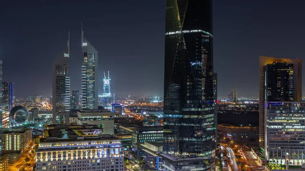 多くの高層ビルの夜のタイムラプスとドバイ国際金融地区の空中ビュー 商店街近くのオフィスタワーで光る ドバイ アラブ首長国連邦 — ストック写真