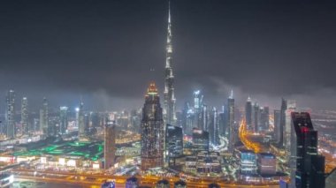 Tüm gece boyunca Dubai şehir merkezindeki en yüksek kulelerin ve otoyolun panoramik görüntüsü. Finansal bölge ve şehir merkezindeki iş alanı. Gökdelen ve yüksek binalar