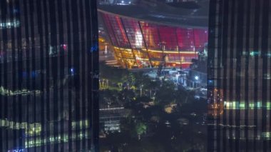 Dubai şehir merkezinde, Dubai 'deki sanat ve kültür merkezinin yakınına park etme manzarası. Aydınlatılmış cam gökdelenler ve gökdelenler yukarıdan gökyüzü manzarası