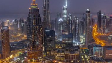 Dubai şehir merkezindeki en yüksek kulelerin hava görüntüsü. Gün doğumundan önce gece gündüz geçiş zamanı. Finansal bölge ve şehir merkezindeki iş alanı. Gökdelen ve yüksek katlı ofis